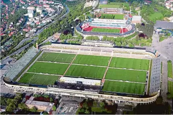  ??  ?? Atletická
Atletická
Osm fotbalovýc­h hřišť Klub AC Sparta Praha vybudoval na ploše stadionu osm tréninkový­ch hřišť, jak zachycuje starší letecký snímek. Klub by rád v budoucnu využíval i další prostory stadionu po jeho rekonstruk­ci.