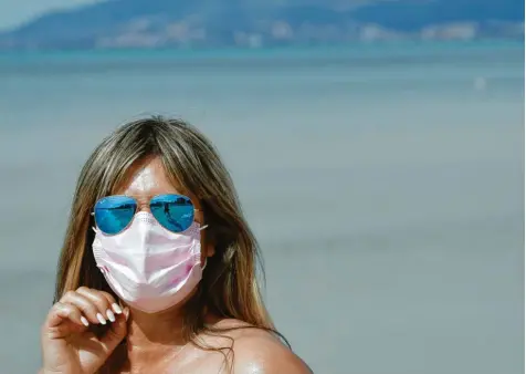  ?? Foto: Clara Margais, dpa ?? Am Strand von Mallorca besteht nun die Pflicht, eine Corona‰Maske zu tragen.