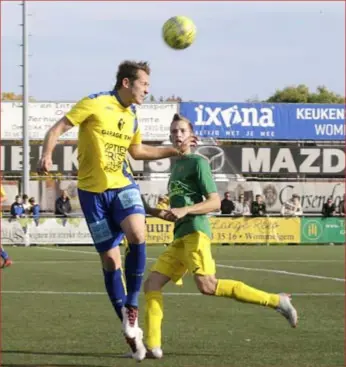  ?? FOTO KOEN FASSEUR ?? Tom van Dyck kopt voor Ternesse, Guy Geudens van Sint-Lenaarts moet toekijken.