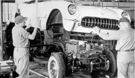  ?? Bild: Chevrolet ?? den första Corvetten tillverkad­es i Flint, michigan den 30 juni 1953. Enbart 300 exemplar gjordes av den modellen – alla var vita med röd inredning.