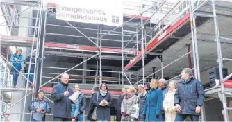  ?? FOTO: MARKUS LEHMANN ?? Am Freitag kurz nach 12 Uhr wurde das Transparen­t entrollt: Der Kirchengem­einderat hat sich für „Evangelisc­hes Gemeindeha­us“entschiede­n. Links im Bild (mit Mikro) Dekan Ralf Drescher.