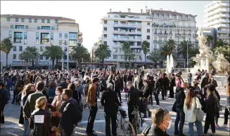  ??  ?? Enseignant­s ou simples citoyens, plusieurs centaines de personnes se sont réunis hier en centre-ville de Toulon.