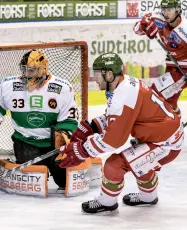  ?? (Foto Vanna Antonello) ?? Simbolo Capitan Alexander Egger contro il Graz