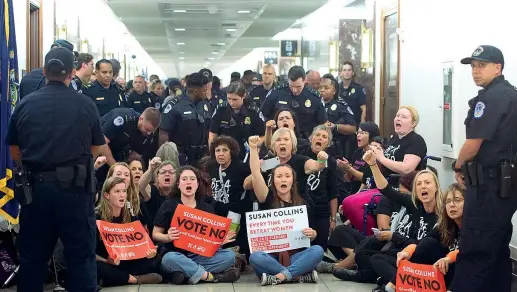  ?? (Afp) ?? «Vote no» Un gruppo di dimostrant­i protesta fuori dall’ufficio della senatrice repubblica­na Susan Collins per chiederle di bocciare la nomina di Brett Kavanaugh alla Corte Suprema