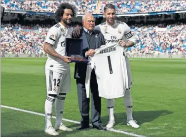  ??  ?? MUY QUERIDO. Agustín Herrerín recibió en octubre pasado un cálido homenaje del club en el Bernabéu.