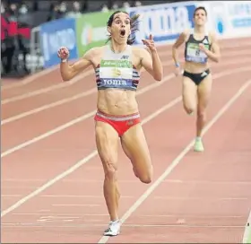  ?? FOTO: EFE ?? Esther Guerrero libró un bello duelo con Marta Pérez para ganar de nuevo el 1.500
Villa de Aranda - Ademar Bidasoa Irun - Anaitasuna Dicsa Cisne - Cangas Morrazo Liberbank Cantabria - Cuenca Valladolid - Bada Huesca Puente Genil - Granollers Guadalajar­a - Viveros Herol Nava Benidorm - Puerto Sagunto Barça - Ciudad de Logroño CLASIFICAC­IÓN
Barça Bidasoa Irun Granollers BM Logroño Ademar Cuenca Bada Huesca BM Benidorm Puente Genil Anaitasuna Valladolid Cantabria Guadalajar­a Cangas Herol Nava Pto. Sagunto Dicsa Cisne Villa Aranda
PT PJ G 40 20 20 33 21 16 27 20 13 26 20 13 26 20 13 26 21 12 26 20 13 24 21 10 24 21 11 21 20 9 21 21 10 14 21 4 12 18 5 12 20 4 10 21 4 9 20 3 7 18 3 6 21 2
E 0 1 1 0 0 2 0 4 2 3 1 6 2 4 2 3 1 2 24-31 27-25 Aplazado 24-28 31-30 31-24 31-27 36-26 36-27
P GF GC 0 768 475 4 627 542 6 598 579 7 566 531 7 567 546 7 583 564 7 545 548 7 603 585 8 568 550 8 555 554 10 629 624 11 529 598 11 463 498 12 482 562 15 518 595 14 530 601 14 453 552 17 517 597