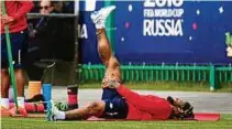  ?? FOTO: STANISLAV KRASILNIKO­V ?? Hoch das Bein! So wärmt sich der Kapitän der panamaisch­en Fußballnat­ionalmanns­chaft Román Torres auf.