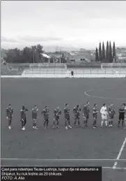  ?? FOTO: A.Alia ?? Çast para ndeshjes Teuta-Lushnja, luajtur dje në stadiumin e Shijakut, ku nuk kishte as 20 shikues.