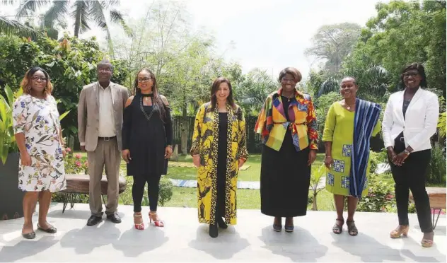  ??  ?? ↑
Sheikha Bodour Al Qasimi, IPA President, in a group photo following the meeting with the Ivory Coast Publishers Associatio­n.