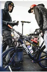  ??  ?? Pour le réglage des suspension­s du Fourstroke, Dimitri, ingénieur Rockshox, avait fait le déplacemen­t spécialeme­nt malgré la pandémie.