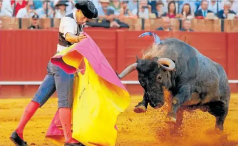  ?? // EFE ?? Manuel Escribano, enfundado en unos vaqueros, a la verónica con el último toro