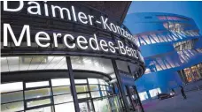  ?? FOTO: DPA ?? Daimler-Konzernzen­trale in Stuttgart: Der Diesel-Skandal erreicht nun auch den schwäbisch­en Autobauer.