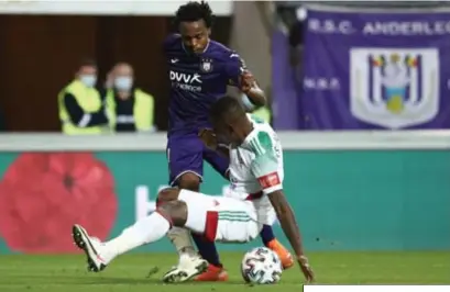  ?? FOTO BELGA ?? Anderlecht kreeg geen strafschop omdat de bal tegen de steunarm van Tshimanga belandde.