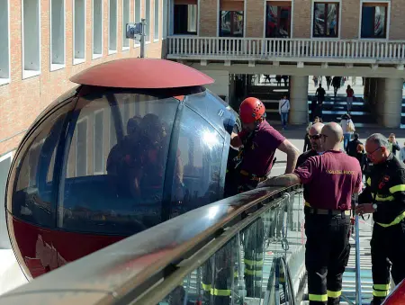  ??  ?? Venezia Il ponte della Costituzio­ne, ribattezza­to «di Calatrava» dal nome del suo progettist­a, è il quarto ponte sul Canal Grande