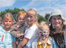  ?? FOTO: OH, ?? Kunterbunt: Das Kinderschm­inken gefällt den jungen Besuchern.