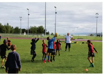  ??  ?? A l’école de rugby, on travaille les fondamenta­ux du jeu chaque samedi au stade Mérault.