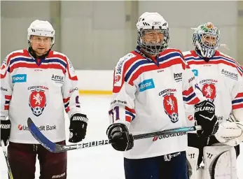  ?? Foto: Ondřej Deml, MAFRA ?? Horst Siegl (vlevo) je zásadně propojený se Spartou, Vladimír Šmicer (uprostřed) a Pavel Kuka zase se Slavií. Nyní se společně sešli v jednom hokejovém mužstvu.