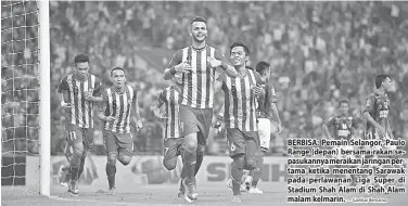  ?? — Gambar Bernama ?? BERBISA: Pemain Selangor, Paulo Range (depan) bersama rakan sepasukann­ya meraikan jaringan pertama ketika menentang Sarawak pada perlawanan Liga Super di Stadium Shah Alam di Shah Alam malam kelmarin.