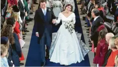  ?? Foto: Danny Lawson, dpa ?? Ein glückliche­s Paar: Prinzessin Eugenie und ihr Ehemann Jack Brooksbank verlassen am Freitag die St. George’s Chapel in Schloss Windsor.