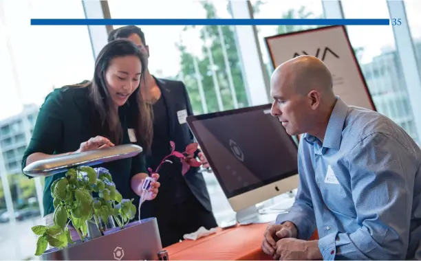  ?? UBC photo ?? UBC entreprene­ur Valerie Song introduces her technology at the e@UBC venture showcase.