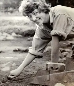  ??  ?? Birgit Arrhenius i fält på Helgö, tidigt 1960-tal