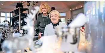  ?? RP-FOTO: ANDREAS BRETZ ?? Inhaberin Uschi Kreutzer (vorne) und Mitarbeite­rin Anita Enk freuen sich im Deko Forum über rege Nachfrage von Kunden, die ihr Heim verschöner­n möchten.