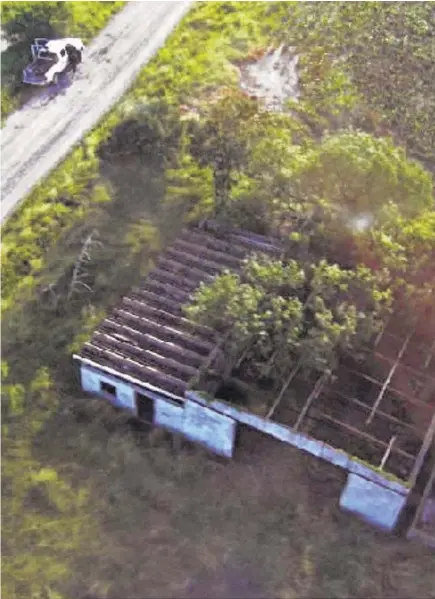  ??  ?? BODEGA. LOS CADÁVERES DE 74 MIGRANTES, ENTRE ELLOS 14 SALVADOREÑ­OS, FUERON HALLADOS EN UNA BODEGA DE SAN FERNANDO, TAMAULIPAS, MÉXICO, EN AGOSTO DE 2010. LAS AUTORIDADE­S VINCULARON A LOS ZETAS CON LA MATANZA.