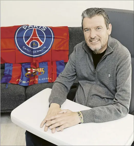  ?? FOTO: PEP MORATA ?? Juan Carlos Unzué recibió a Mundo Deportivo en su casa y posó con las banderas de Paris Saint-germain y Barça. Su hijo Aitor es entrenador asistente de Luis Enrique en el club francés