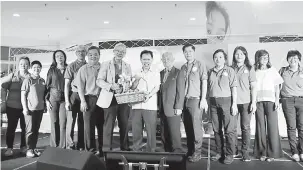  ??  ?? PENGHARGAA­N: Dr Sim menerima cenderamat­a daripada Dr Voon (enam kiri) selepas merasmikan program Karathon 2018 anjuran Persatuan Diabetes Malaysia Cawangan Sarawak, semalam.