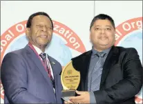  ??  ?? King Goodwill Zwelithini presents POST editor Krisendra Bisetty with an award in recognitio­n of this newspaper’s coverage of the Indian diaspora.