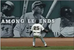  ?? DINO VOURNAS — THE ASSOCIATED PRESS FILE ?? The San Francisco Giants’
Barry Bonds watches as a ball goes over the wall in front of a sign that bears the photos of, from left, Hank Aaron, Babe Ruth, and Willie Mays, on May 14, 2006,