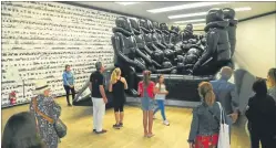  ??  ?? OBRAS. Los refugiados, tema recurrente del arte de Weiwei.