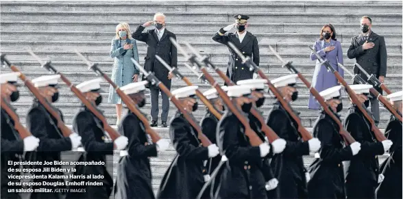  ?? /GETTY IMAGES ?? El presidente Joe Biden acompañado de su esposa Jill Biden y la vicepresid­enta Kalama Harris al lado de su esposo Douglas Emhoff rinden un saludo militar.