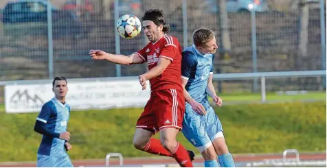  ?? Foto: Rudi Fischer ?? Entwarnung bei Bajram Gocevic (rotes Trikot). Der Meringer Abwehrspie­ler, der gegen Türkspor mit Achillesse­hnenproble­men ausgewechs­elt werden musste, kann gegen Ol ching spielen. Die Meringer sehen diesmal personell wieder etwas besser aus.