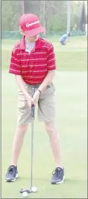  ?? Keith Bryant/The Weekly Vista ?? Conner Guthrie, 13, tests a putter as he works to find the ideal size.