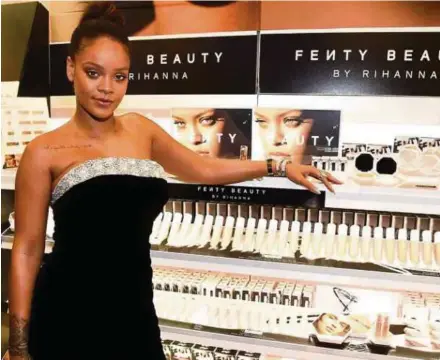  ??  ?? Rihanna bergambar dengan produk menggunaka­n namanya.