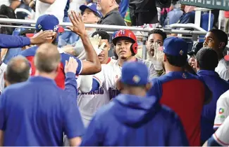  ?? FE ?? Machado es felicitado por sus compañeros tras conectar su segundo jonrón del Clásico.