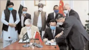  ??  ?? ISLAMABAD
Dr. Imran Zeb Khan Secretary Ministry of Housing and Works and Qin Guomin Cheif Representa­tive of M/s China State Constructi­on Engineerin­g Corporatio­n Ltd. at MoU signing ceremony between CSCEC and M/O Housing and Works. -APP