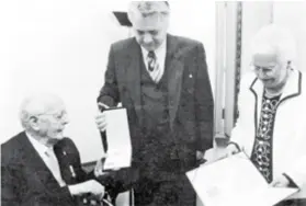  ??  ?? Promicanje hrvatskih vrednota Predsjedni­k Franjo Tuđman odlikovao ga je 1997., nagradu mu je uručio veleposlan­ik Frane Krnić