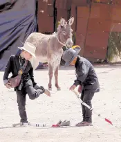  ?? ?? l Los fariseos de la ramada de la Revolución invitan a las actividade­s que realizan en la Semana Santa.