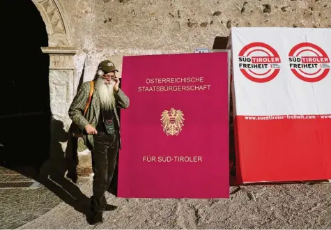  ?? Fotos: Max Intrisano ?? Hoffen auf die österreich­ische Staatsbürg­erschaft: ein Besucher des Parteitage­s der „Südtiroler Freiheit“in Bozen.