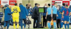  ?? Foto: Efe ?? De Burgos Bengoetxea consulta el VAR en el Villarreal-atlético.