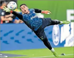  ?? ?? Kepa, durante un calentamie­nto con el Chelsea.