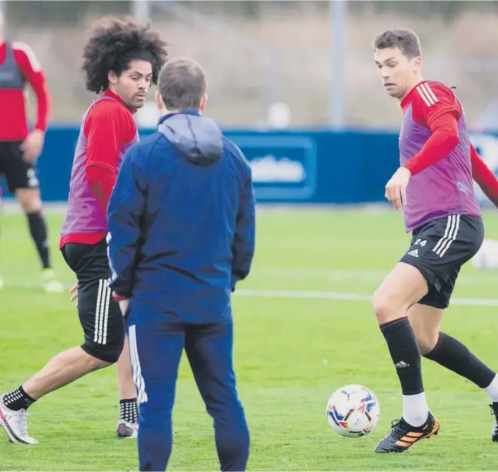  ?? Foto: Mikel Saiz ?? Airdane y Lucas Torró pugnan por un balón ante la mirada de Arrasate.