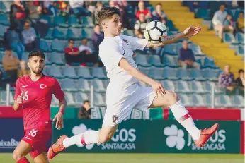  ??  ?? Pedro Neto durante uma partida dos sub-19 contra a Turquia