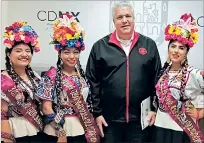  ?? CORTESÍA ?? Diversidad. El embajador de Ecuador con indígenas de Xochimilco.