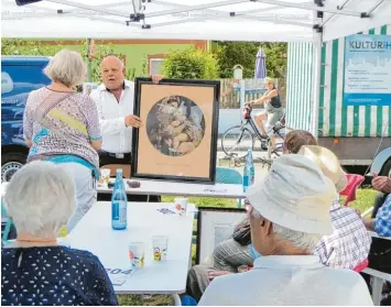  ?? Fotos: Michael Schreiner (5), Richard Mayr (2) ?? Einen Nachmittag lang gibt Georg Rehm eine Kunstsprec­hstunde der besonderen Art an unserem mobilen Schreibtis­ch in Haun stetten.