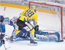  ?? FOTO: FELIX KÄSTLE ?? Towerstars-Goalie Jonas Langmann greift im Spiel gegen die Bayreuth Tigers zu, aber auch mal daneben.