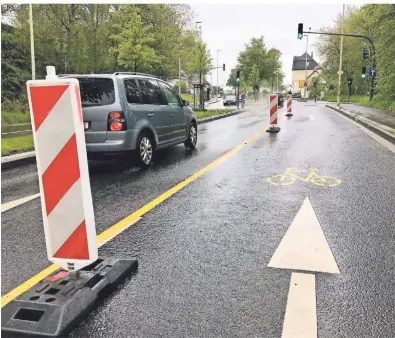  ?? FOTOS: GUIDO RADTKE (2) / PETER MEUTER ?? Der Pop-Up-Radweg auf der Straße Schwarze Pfähle wird spätestens 2023 wieder verschwind­en, wenn in diesem Bereich die Bauarbeite­n zum Viehbach-Sammler beginnen.