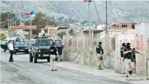  ??  ?? Αλβανοί αστυνομικο­ί περιπολούν στο Λαζαράτι, 200 χλμ. νότια των Τιράνων, μετά τη σύλληψη υπόπτων.